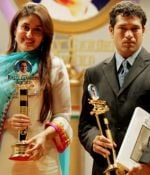 Kareena Kapoor & Sachin Tendulkar receives Rajiv Gandhi award still4~173.jpg