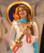 Kareena Kapoor receives Rajiv Gandhi award still5~155.jpg