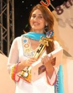 Kareena Kapoor receives Rajiv Gandhi award still6~127.jpg