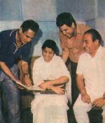 Mohd Rafi with Lata, Hasrat Jaipuri and Jaikishan 936924_557621237615752_1014206776_n.jpg