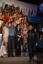 Atul Ruia, Gaytri Ruia, Marc Robinson at Worlds longest fashion walk with 100 models at Skyzone, High Street Phoenix on 1st March 2008 Atul Ruia, Gaytri Ruia, Marc Robinson at Worlds longest fashion walk with 100 models at Skyzone, High Street Phoenix on 1st March 2008 (153).jpg