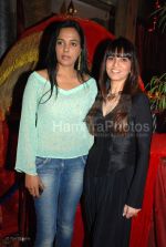 Sunita Menon,Neeta Lulla at Neeta Lulla's store with the team of Jodhaa Akbar in Khar on March 1st 2008 Sunita Menon,Neeta Lulla at Neeta Lulla_s store with the team of Jodhaa Akbar in Khar on March 1st 2008(29).jpg