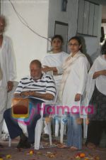 Shammi Kapoor, Rani Mukherjee at Shomu Mukherjee_s Funeral (7).JPG