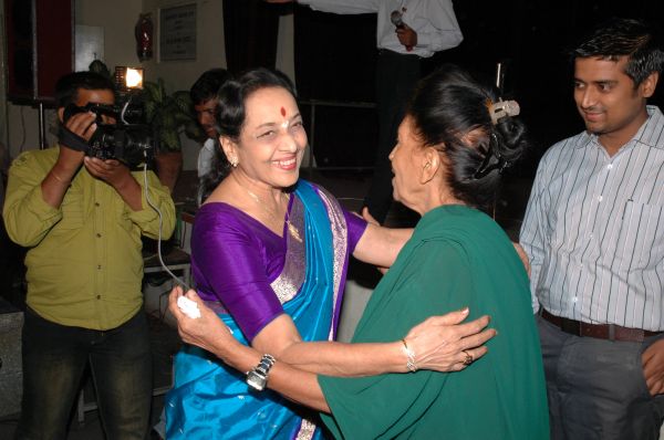 Mubarak Begum Sahiba being welcomed by Jamuna, the yesteryear heroin of Humrahi. Samarjit also looks on