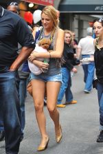 Blake Lively on the sets of GOSSIP GIRL on August 6, 2009 in NY (6).jpg