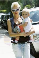 Gwen Stefani and her daughter Zuma goes shopping at Bristol Farms then stop by the park to change Zuma on 22-08-09.jpg