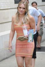Hillary Duff on the set of GOSSIP GIRL in New York City on 25th August 2009 - IANS-WENN Hillary Duff on the set of GOSSIP GIRL in New York City on 25th August 2009 - IANS-WENN (1).jpg