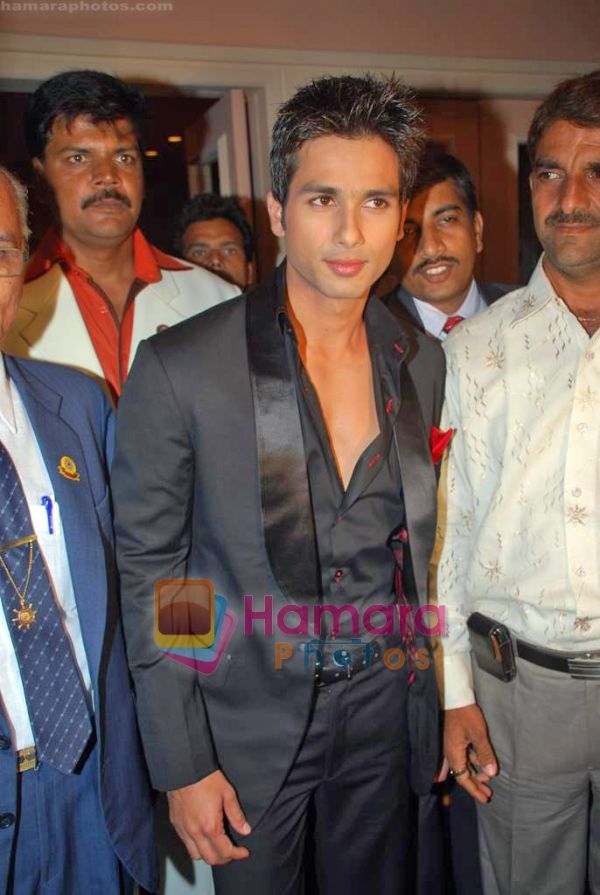 http://www.hamaraphotos.com/albums300/wpw-20090918/normal_Shahid%20Kapoor%20at%20Giant%20Awards%20in%20Trident%20on%2017th%20Sep%202009%20(3).JPG