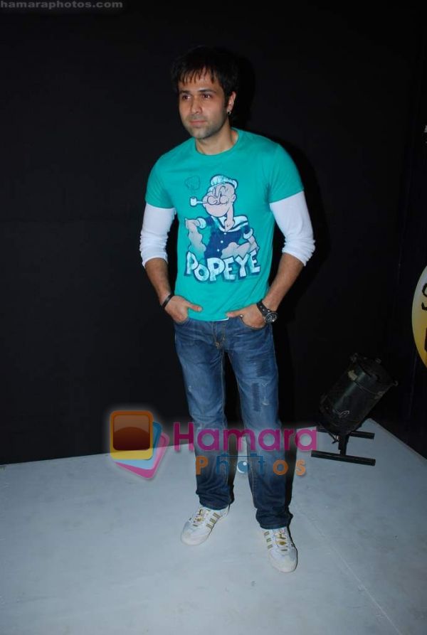 http://www.hamaraphotos.com/albums300/wpw-20091115/normal_Emraan%20Hashmi%20at%20Tum%20Mile%20promotional%20event%20on%20Children_s%20day%20in%20Phoneix%20Mill%20on%2014th%20Nov%202009%20%283%29.JPG
