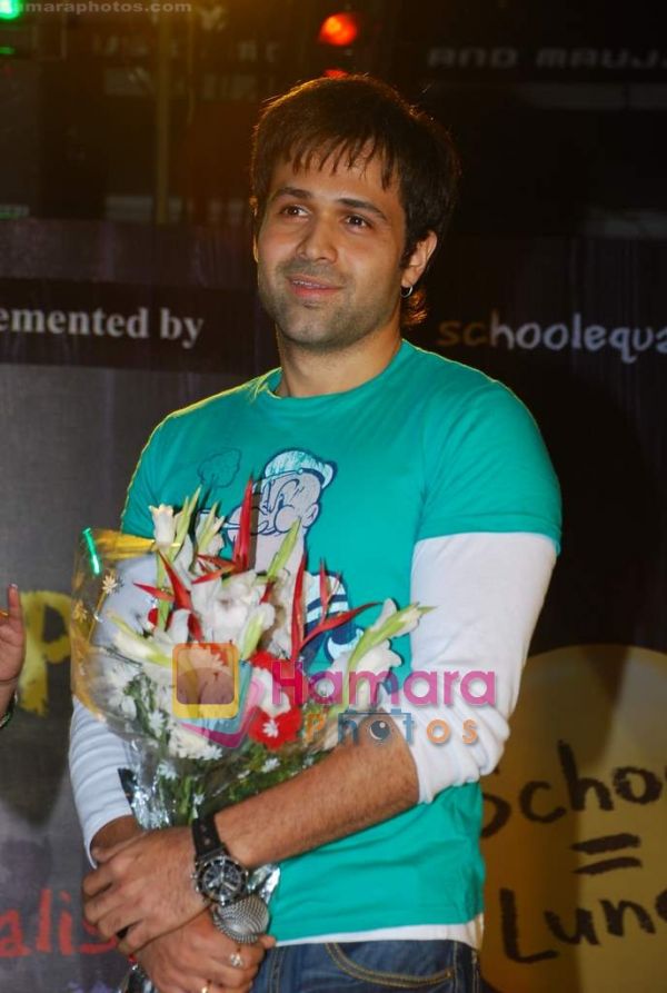 http://www.hamaraphotos.com/albums300/wpw-20091115/normal_Emraan%20Hashmi%20at%20Tum%20Mile%20promotional%20event%20on%20Children_s%20day%20in%20Phoneix%20Mill%20on%2014th%20Nov%202009%20%2834%29.JPG