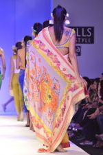 Model walk the ramp for Nida Mahmood Show at Wills Lifestyle India Fashion Week 2012 day 5 on 10th Oct 2012 (109).JPG