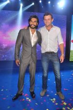 Ranveer Singh, Adam Gilchrist at Samsung S4 launch by Reliance in Shangrilaa, Mumbai on 27th April 2013 (95).JPG