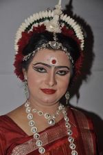 Dona Ganguly_dance performance at Durga pooja in Mumbai on 10th Oct 2013 (13)_52578d25d62c4.JPG