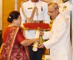Kokilaben Ambani recieving Padam Shri award from President Pranab Mukherjee on 28th March 2016 (11)_56fa7334d0ba9.jpg