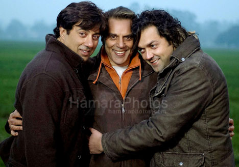 Dharmendra, Sunny Deol and Bobby Deol in Apne