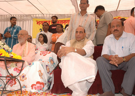 Yogacharya Srila Bhaktivedanta Narayana Goswami Maharaj, with Mr. Rajnath Singh President (BJP) and Mr. Harshwardhan Delhi State President (BJP)