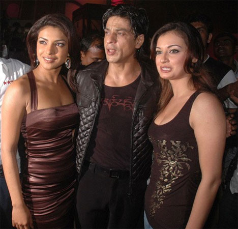 Shah Rukh Khan will perform with 11 girls