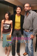 Shreyas Talpade with wife and Samar Khan at Shaurya success bash in D Ultimate Club on April 10th 2008 (13).jpg