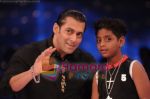 Salman Khan with Azhar on the sets of Dus Ka Dum in Sony Entertainment on 8th June 2009.JPG