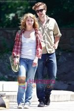 Robert Pattinson, Emilie de Ravin at the location for movie REMEMBER ME on June 30th 2009 in Manhattan, NY (1).jpg