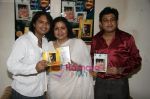 Sumit Kumar, Leena Chandavarkar, Amit Kumar at Door Gagan Ki Chhaon Mein and Door Ka Rahi two movies of  Kishore Kumar released at  his bungalow on 10th Sept 2010 (4).JPG