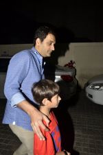 Akshay Kumar snapped with son Aarav and Vikas Oberoi as they watch Captain America in PVR, Mumbai on 6th April 2014 (11)_534299683e515.JPG
