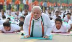 Narendra Modi doing Yoga at International Yoga Day on 21st June 2015 (14)_5587d60f67877.jpg
