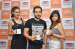 christina bharwani, emran hashmi and nargis fakhri at Azhar promotions in association with Gourmet Renaissance at IPL match in Pune on 9th May 2016 (6)_57320d528817e.JPG