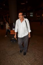 Vinod Khanna snapped at airport in Mumbai on 12th May 2016 (56)_5735a6e903f7d.JPG