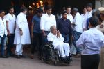 Sashi Kapoor at Om Puri_s funeral on 7th Jan 2017 (24)_587222df5fbb3.JPG