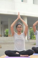Muskaan Ghai doing yoga practice along withher father Subhash Ghai at Whistling Woods International on 15th June 2017 (2)_5942a1657e986.JPG