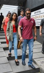 Kajol , Ajay Devgan with daughter Nysa spotted at Hakkasan bandra on 7th Aug 2018 (10)_5b6a911591f3e.jpg