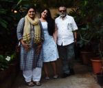 Pankaj Kapoor , Supriya Pathak & daughter Sanah Kapoor at Shahid Kapoor_s house in juhu on 7th Sept 2018 (5)_5b9383208ec57.jpg