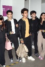 Khushi Kapoor, Suhana Khan with The Archies cast team on 13 Jun 2023 at the airport departure (18)_6487dfdb17058.jpg