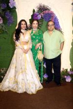 Rajkumar Santoshi with wife Manila and daughter Tanisha Pose for media at the reception of Karan Deol and Drisha Acharya on 18 Jun 2023 (3)_649067c4f2854.jpeg
