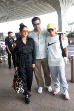 Shakti Mohan, Neeti Mohan and Nihar Pandya seen at the airport on 8 July 2023 (17)_64a94fb1123fe.JPG