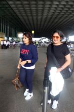 Madhu Bhojwani, Monisha Advani seen at the airport on 11 July 2023 (4)_64acda2418f4c.JPG